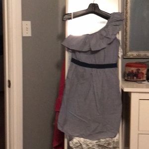 One should dress with ruffle above knee